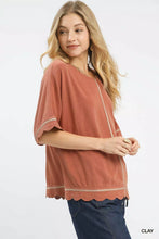 Load image into Gallery viewer, Umgee Linen Blend Scallop Trim Top
