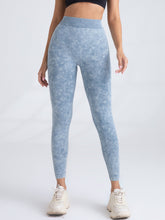 Load image into Gallery viewer, V-Back Scrunch Butt Seamless Yoga Licious Leggings
