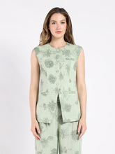 Load image into Gallery viewer, Crew neck printed vest with front button
