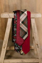 Load image into Gallery viewer, Dashing Floral Mens Tie
