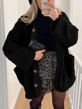 Load image into Gallery viewer, Modern Cozy Women Luxuriously Cozy Contrast Button Up Sherpa Jacket with Pockets For Fall &amp; Winter
