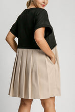 Load image into Gallery viewer, Black Full Size Round Neck Dress with Side Pockets Plus Size Casual Women Outdoor Dress
