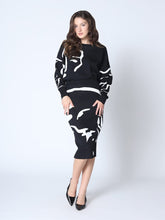 Load image into Gallery viewer, Face-Line Printing Bodycon Knit Skirt w/Back Slit
