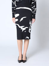 Load image into Gallery viewer, Face-Line Printing Bodycon Knit Skirt w/Back Slit
