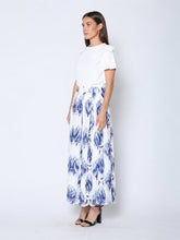 Load image into Gallery viewer, Flower Applique Solid Color T-Shirt
