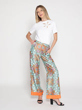 Load image into Gallery viewer, Flower cut out Solid Color T-Shirt
