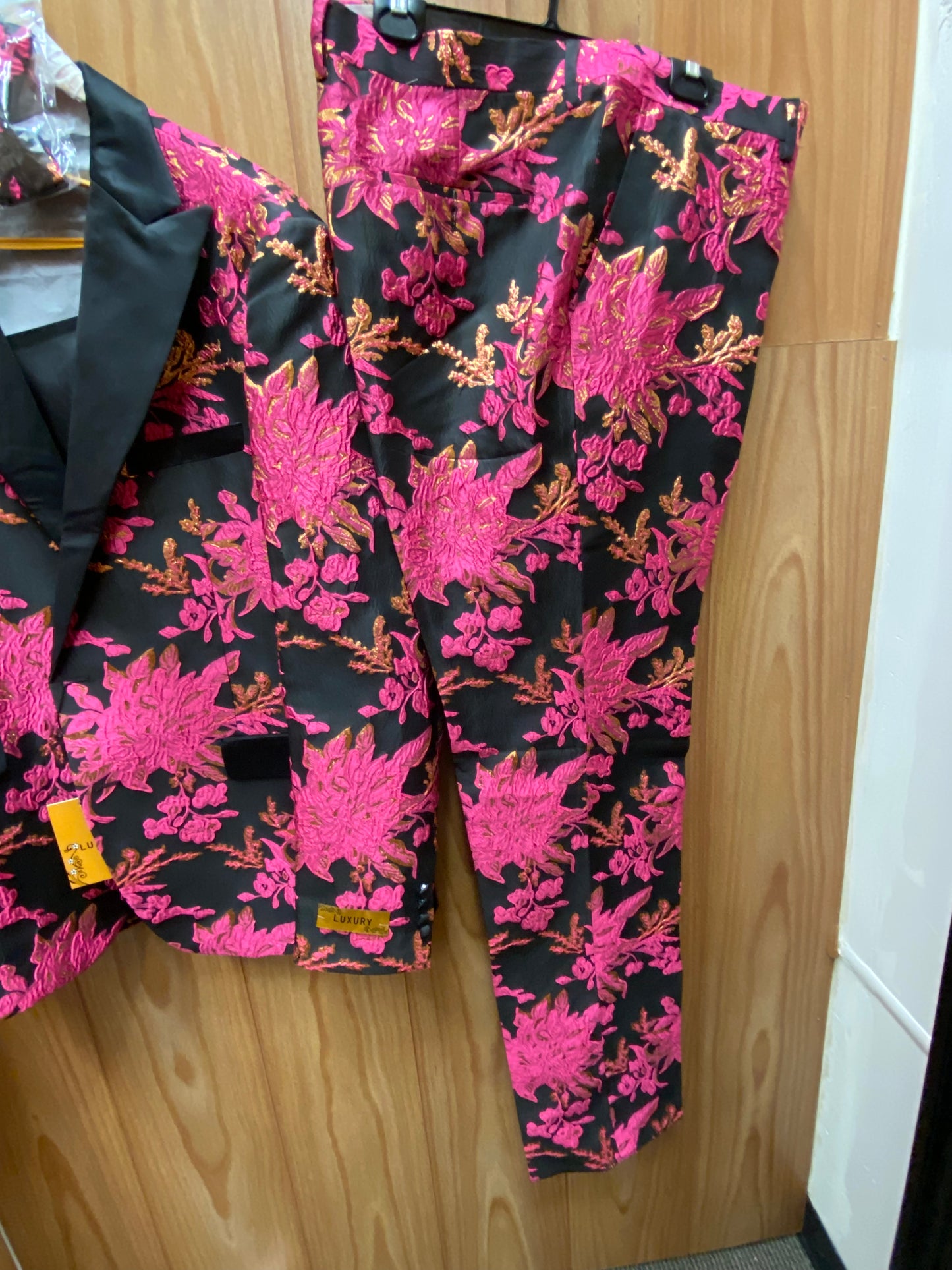 Luxury Fuchsia/Black Floral 2-Piece Modern Fit Suit