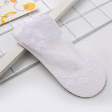 Load image into Gallery viewer, Leaves Patterned Lace Invisible Thin Short Lace Boat Socks Hollow Non-slip Shallow Socks For Women
