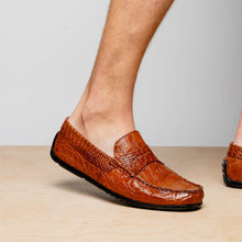 Load image into Gallery viewer, 31-103-CGM MONZA Crocodile Driver, Cognac
