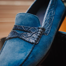 Load image into Gallery viewer, 31-160-DNM MONZA Sueded Calfskin with Crocodile Driver Denim
