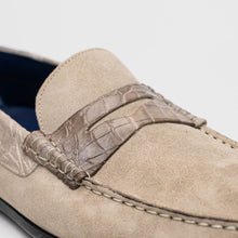 Load image into Gallery viewer, 31-160-SND MONZA Sueded Calfskin with Crocodile Driver Sand
