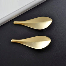 Load image into Gallery viewer, Nordic Style Solid Brass Gold Leaf Shaped 32mm Cabinet Knob Door Pulls Furniture Handles Knob Cabinet Knob Door Pulls Nordic Style Furniture Handles Knob Creative Light Luxury Handle Golden Leaf Handle Wardrobe Shoe Cabinet Bathroom Cabinet Handle
