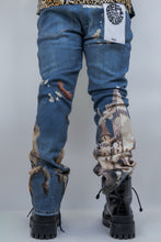 Load image into Gallery viewer, RM203SK - Graphic Printed Stacked Jeans

