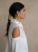 Load image into Gallery viewer, Quarta Open Shoulders White Organic Cotton Shirt
