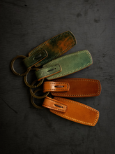 Load image into Gallery viewer, Rover Key Ring - Bourbon Horween Shell Cordovan
