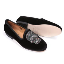 Load image into Gallery viewer, Women's Black Velvet Green Camo Skull Slipper
