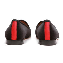 Load image into Gallery viewer, Women's Black Velvet Green Camo Skull Slipper
