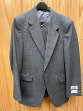 Load image into Gallery viewer, London Square Grey Checkered worsted Wool Blend 2-Piece Suit 40L
